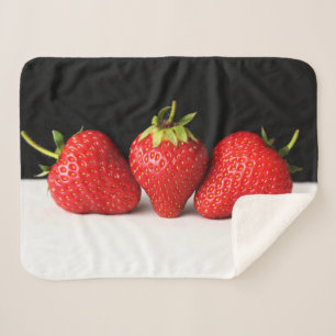 Erdbeeren auf schwarz-weißem Sbcna Sherpadecke