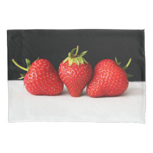 Erdbeeren auf schwarz-weißer Kartoffel Kissenbezug