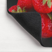 Erdbeeren auf schwarzem Mousepad (Ecke)