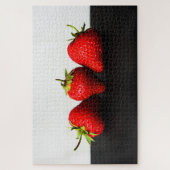 Erdbeeren auf Weiß über Schwarz 20x30 1014pc jpcn Puzzle (Vertikal)