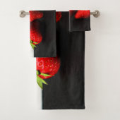 Erdbeeren auf Weiß über Schwarz btcna Badhandtuch Set (Insitu)