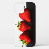 Erdbeeren auf Weiß über Schwarz Case-Mate iPhone Hülle (Rückseite)