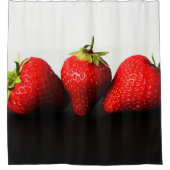 Erdbeeren auf Weiß über Schwarz Duschvorhang (Vorderseite)