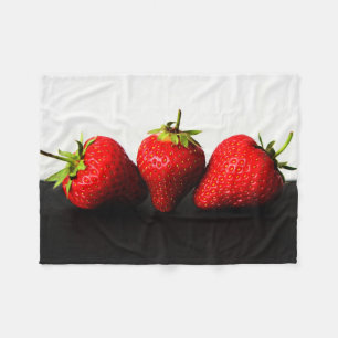 Erdbeeren auf Weiß über Schwarz Fleecedecke