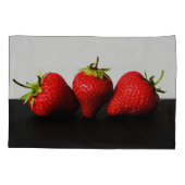 Erdbeeren auf Weiß über Schwarz Kissenbezug (Rückseite)