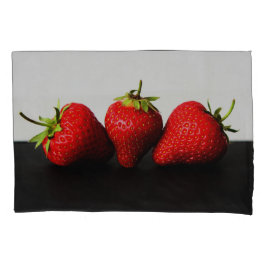 Erdbeeren auf Weiß über Schwarz Kissenbezug