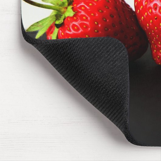 Erdbeeren auf Weiß über Schwarz Mousepad (Ecke)