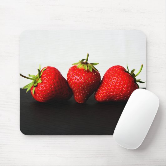 Erdbeeren auf Weiß über Schwarz Mousepad (Mit Mouse)