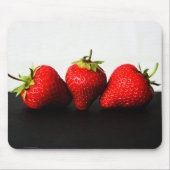 Erdbeeren auf Weiß über Schwarz Mousepad (Vorne)