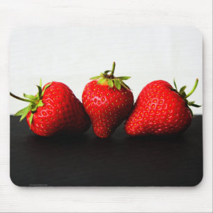 Erdbeeren auf Weiß über Schwarz Mousepad