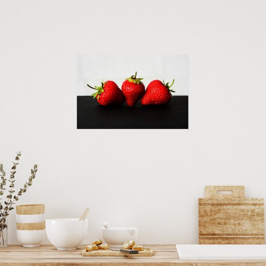 Erdbeeren auf Weiß über Schwarz Poster (Küche)