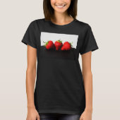 Erdbeeren auf Weiß über Schwarz T-Shirt (Vorderseite)