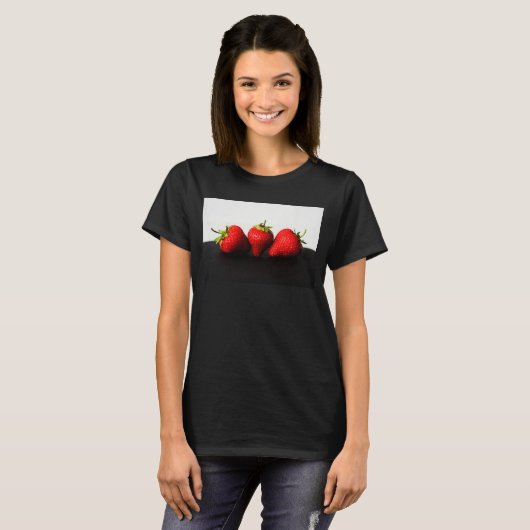 Erdbeeren auf Weiß über Schwarz T-Shirt (Vorne ganz)