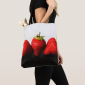 Erdbeeren auf Weiß über Schwarz Tasche (Von Nahem)