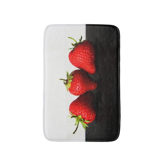 Erdbeeren auf Weiß über schwarzem Bmcna Badematte (Vorderseite Vertikal)