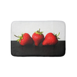 Erdbeeren auf Weiß über schwarzem Bmcna Badematte