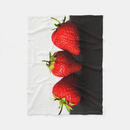 Erdbeeren auf Weiß über schwarzen FBC Fleecedecke (Vorderseite)