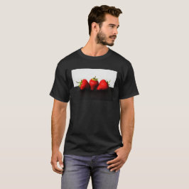 Erdbeeren auf Weiß über schwarzen Mikrometern T-Shirt