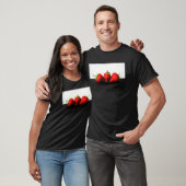 Erdbeeren auf Weiß über schwarzen Mikrometern T-Shirt (Unisex)