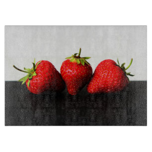 Erdbeeren auf weißem über schwarzem cbcn-Schnitt Schneidebrett