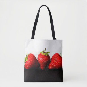 Erdbeeren auf weißem über schwarzem Duft Tasche