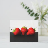 Erdbeeren auf weißem über schwarzem PC-Bogen2 Postkarte (Stehend Vorderseite)