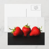 Erdbeeren auf weißem über schwarzem PC-Bogen2 Postkarte (Vorne/Hinten)
