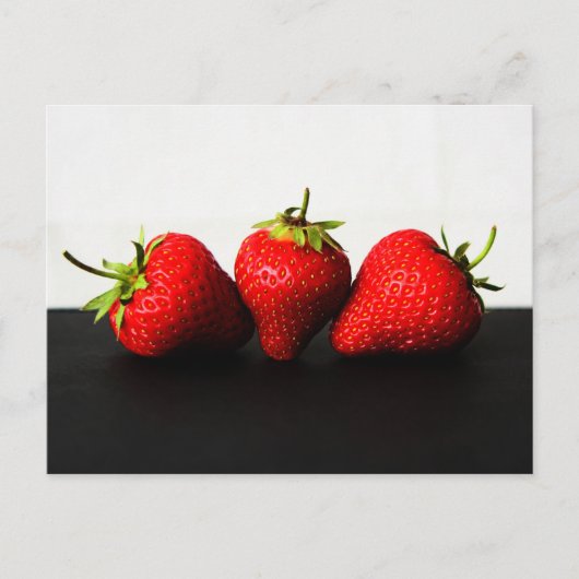 Erdbeeren auf weißem über schwarzem PC-Bogen2 Postkarte (Vorderseite)