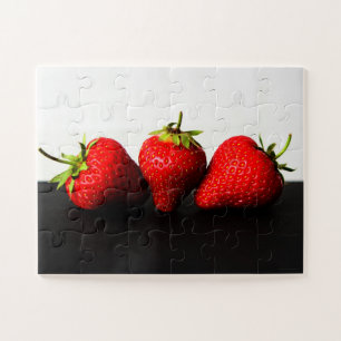 Erdbeeren auf weißem und schwarzem 11x14 30pc jpcn puzzle
