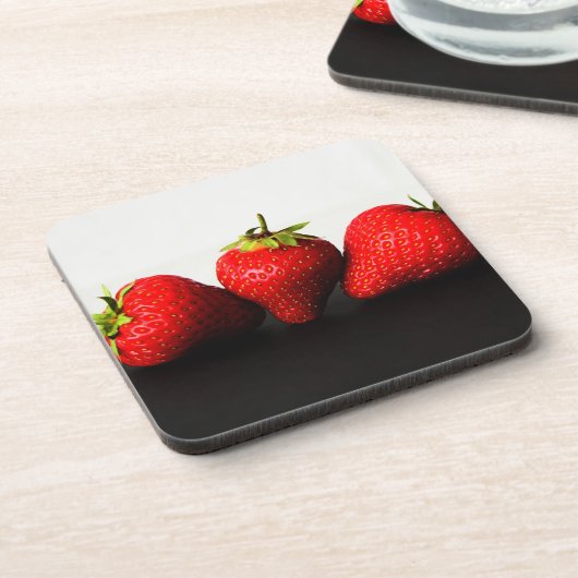Erdbeeren auf weißer Seite über schwarzer Küste Be Getränkeuntersetzer (Linke Seite)