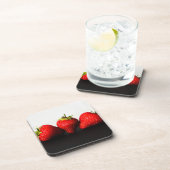 Erdbeeren auf weißer Seite über schwarzer Küste Be Getränkeuntersetzer (Rechte Seite)
