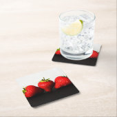 Erdbeeren auf weißer Seite über schwarzer Küste Rechteckiger Pappuntersetzer (Vor Ort)