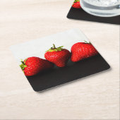 Erdbeeren auf weißer Seite über schwarzer Küste Rechteckiger Pappuntersetzer (angewinkelt)