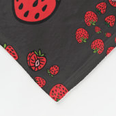 Erdbeeren-Blume auf schwarz Fleecedecke (Ecke)