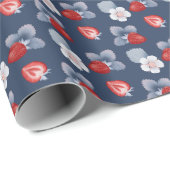 Erdbeeren, Blume, Blätter auf dunkelblau Geschenkpapier (Rolleneckpunkt)
