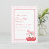Erdbeeren Erster Geburtstag Rosa Gingham Mädchen E Einladung (Stehend Vorderseite)
