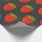 Erdbeeren im dunklen Hintergrund Geschenkpapier (Ecke)