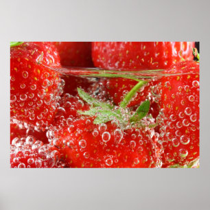 Erdbeeren in Wasser mit Blasen Poster