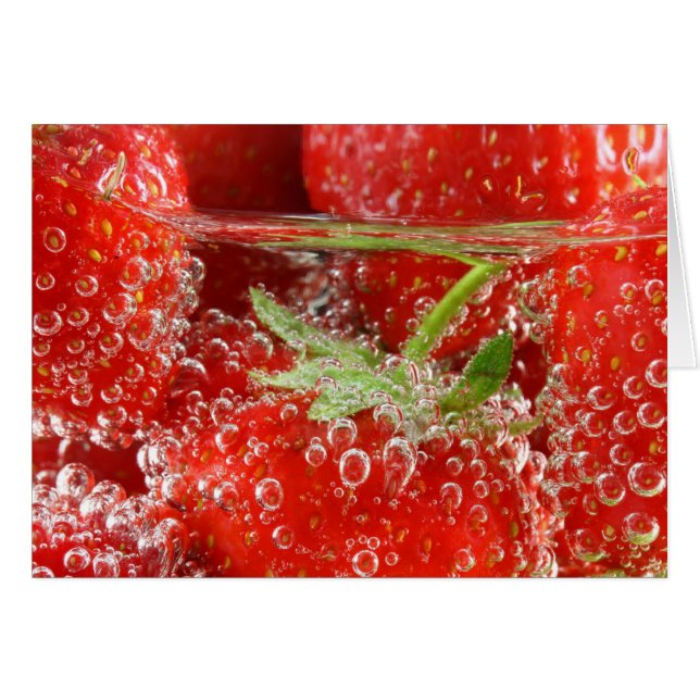 Erdbeeren in Wasser nah (Vorderseite (Horizontal))