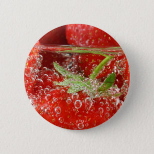 Erdbeeren in Wasser nah Button