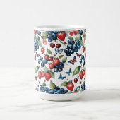 Erdbeeren mit Blaubeeren und Schmetterlingen Kaffeetasse (Mittel)