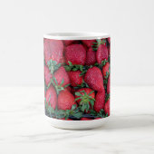 Erdbeeren mit grünen Blätter Kaffeetasse (Mittel)