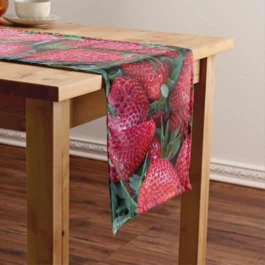 Erdbeeren mit grünen Blätter Kurzer Tischläufer (Beispiel)
