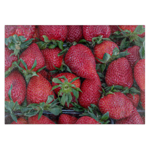 Erdbeeren mit grünen Blätter Schneidebrett