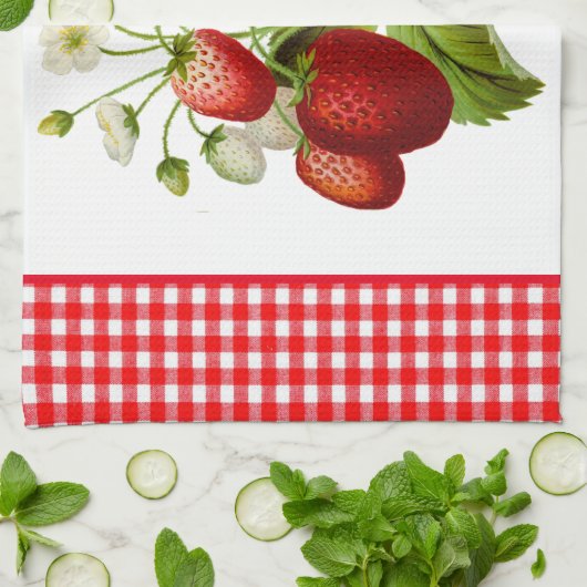 Erdbeeren mit Red Gingham Kitchen Handtuch (Gefaltet)