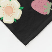 Erdbeeren und Blume Schwarzes Muster Fleecedecke (Ecke)