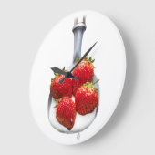Erdbeeren und Creme Große Wanduhr (Winkel)