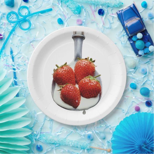 Erdbeeren und Creme. Pappteller (Party)