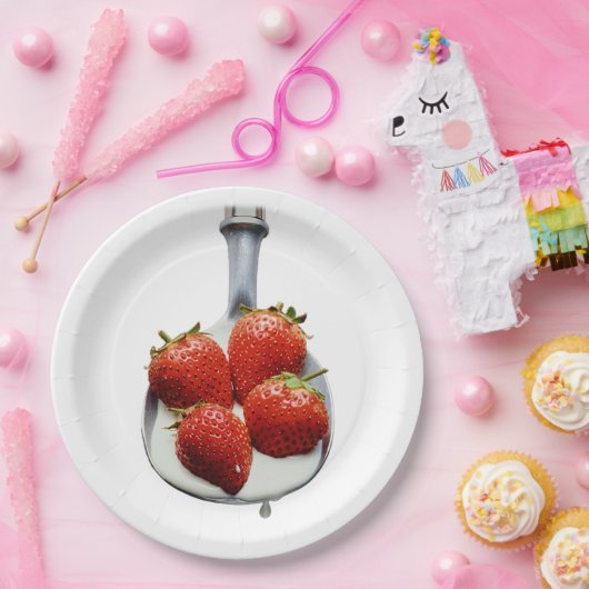 Erdbeeren und Creme. Pappteller (Party)