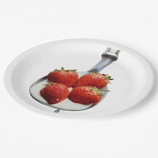 Erdbeeren und Creme. Pappteller (Schrägansicht)